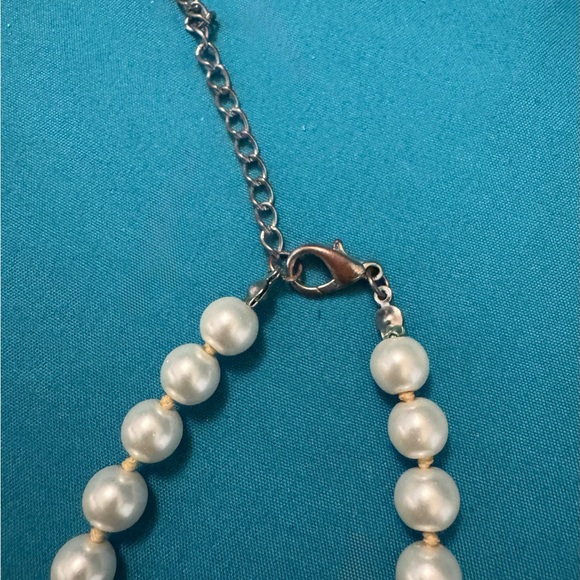 *5 for $20; Vintage White Pearl Necklace - Picture 2 of 3
